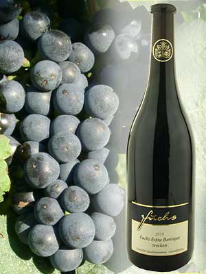 Fuchs Barrique Rotwein trocken – Traube + Flasche Fuchs Barrique Rotwein trocken – Traube + Flasche