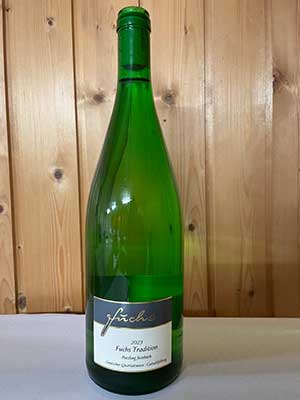 Fuchs Tradition Riesling halbtrocken – Traube + Flasche Fuchs Tradition Riesling halbtrocken – Traube + Flasche