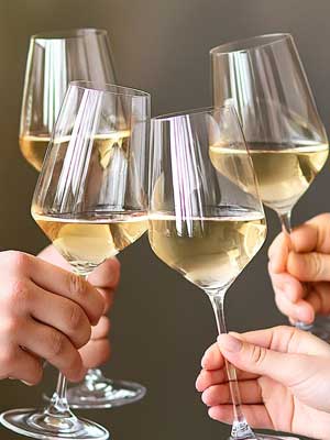 Zum Wohl mit trockenem Weißwein Zum Wohl mit trockenem Weißwein