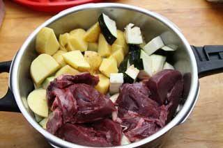 Rinderkopffleisch mit Kartoffeln und Zucchini