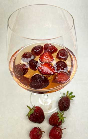 Erdbeerbowle mit Roséwein Erdbeerbowle mit Roséwein