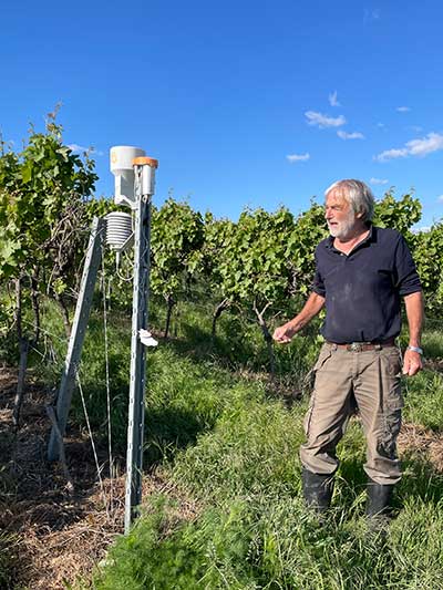 Hans-Jakob Fuchs an einer Wetterstation in den Weinbergen