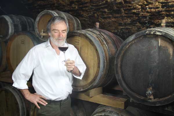 汉斯-雅格布·福克斯先生在品尝橡木桶酿出的红葡萄酒。