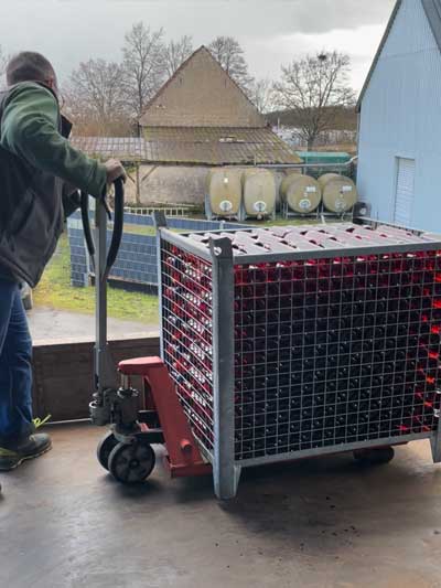 Frisch abgefüllter Dornfelder Rosé in der Gitterbox Frisch abgefüllter Dornfelder Rosé in der Gitterbox