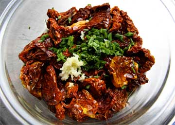 Eingelegte Tomaten mit Knoblauch und Kräutern