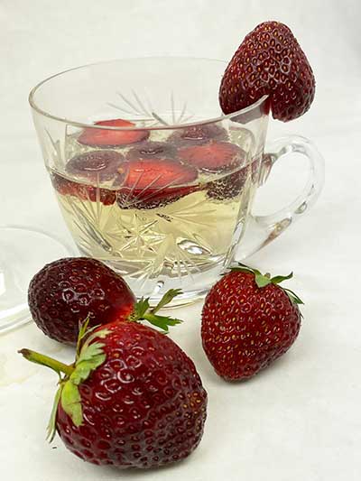 Erdbeerbowle aus Weißwein + Sekt in einem Kristall-Bowleglas Erdbeerbowle aus Weißwein + Sekt in einem Kristall-Bowleglas