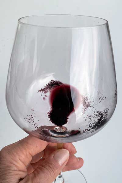 Farbdepot im Rotwein