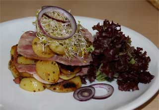 Rheinhessen-Tapas: Schwartenmagencarpaccio mit Bratkartoffeln