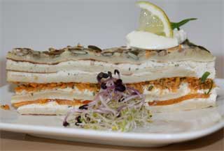 Schichttorte mit Spundekäsmasse und Räucherforelle