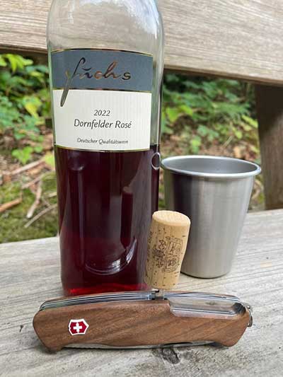 Dornfelder Rosé auf Holztisch bei Wanderung