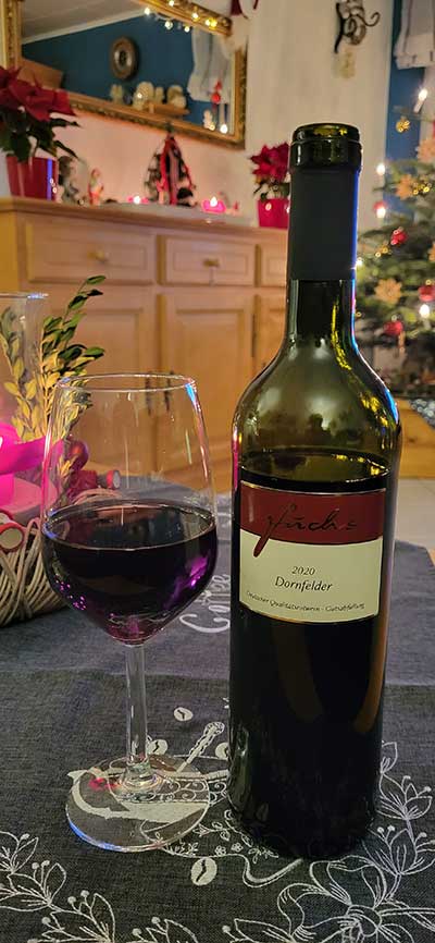 Dornfelder Rotwein auf Esstisch bei Kunden