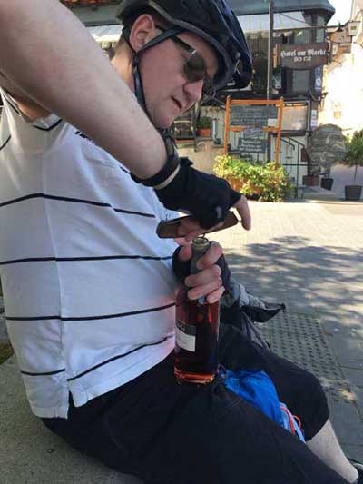 Kunde öffnet Dornfelder Rosé