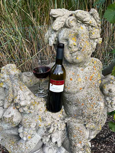 Kundenfoto Merlot Rotwein mit Skulptur