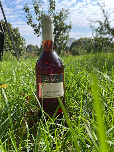 Rosé feinherb im Garten von Kunden