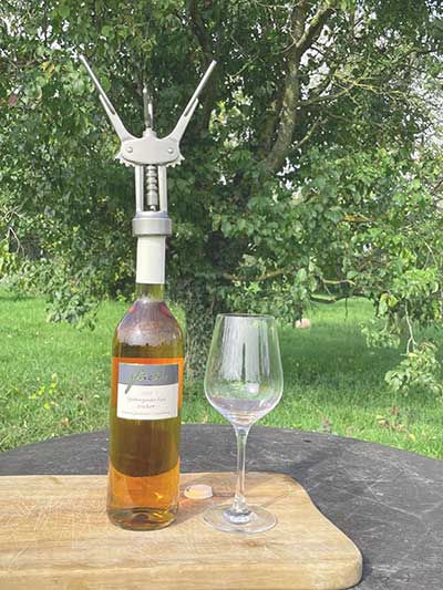 Spätburgunder Rosé trocken im Garten von Kunden