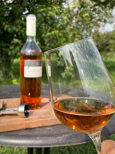 Spätburgunder Rosé trocken im Garten von Kunden