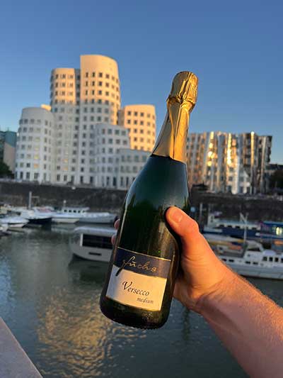 Kunde mit Versecco im Düsseldorfer Hafen