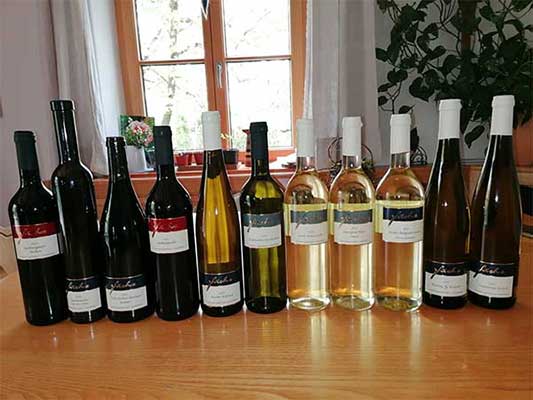 Weinflaschen auf Tisch bei Kunde zuhause