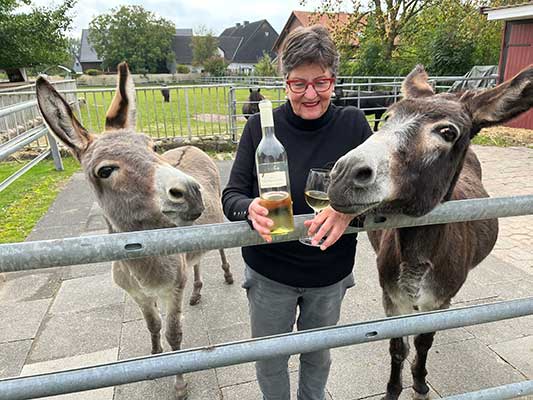 Kundin mit Weißburgunder trocken