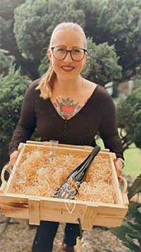 Kundin mit Geschenkset Apéritif “Lorem Ipsum” trocken