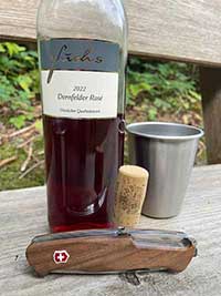 Dornfelder Rosé auf Holztisch bei Wanderung