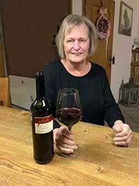 Kundin mit Dornfelder Rotwein