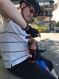 Kunde öffnet Dornfelder Rosé