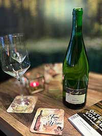 Scheurebe Literflasche auf Tisch bei Kunden