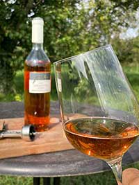 Spätburgunder Rosé trocken im Garten von Kunden